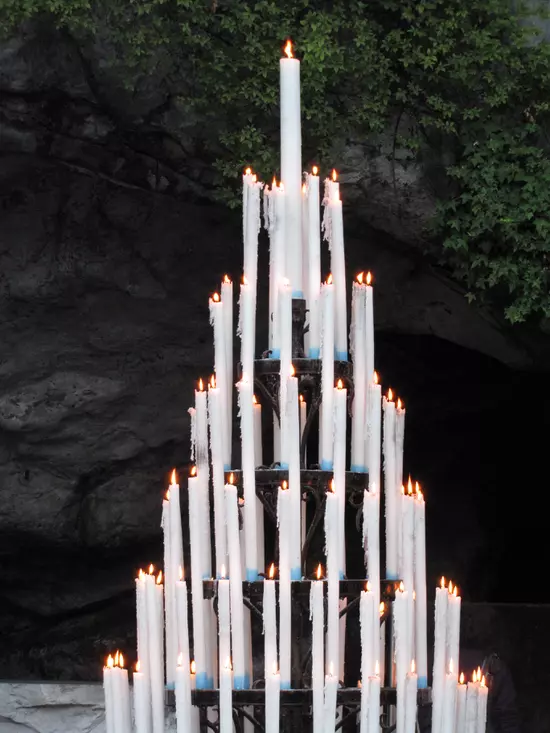 cierges-a-la-grotte-benie-lourdes-1196079809-1347948